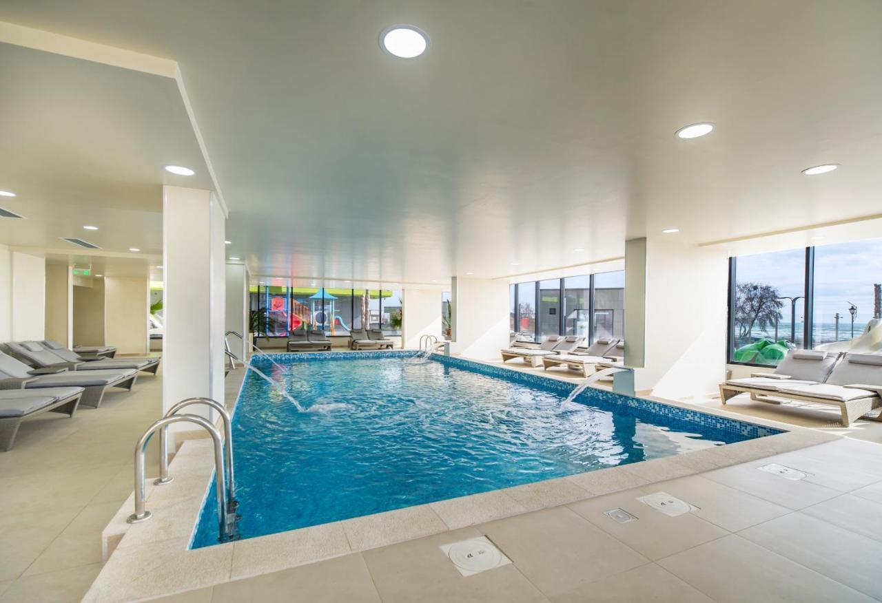 Seastar Apartment - Spa N Pools Beach Resort Mamaia Kültér fotó